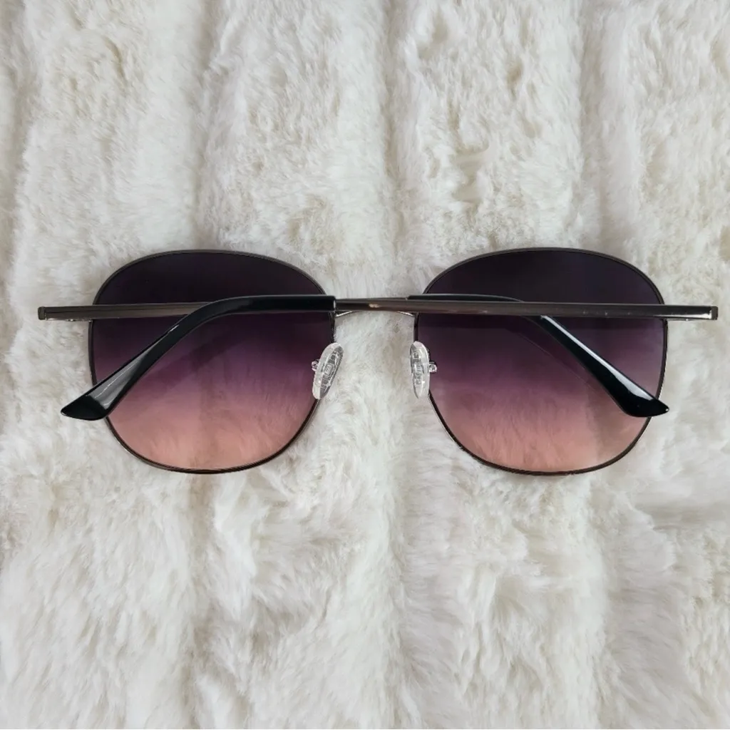 Quay Australia - Jezabell Sunglasses in Gunmetal/ Navy to Peach Lens new in case - Image 5