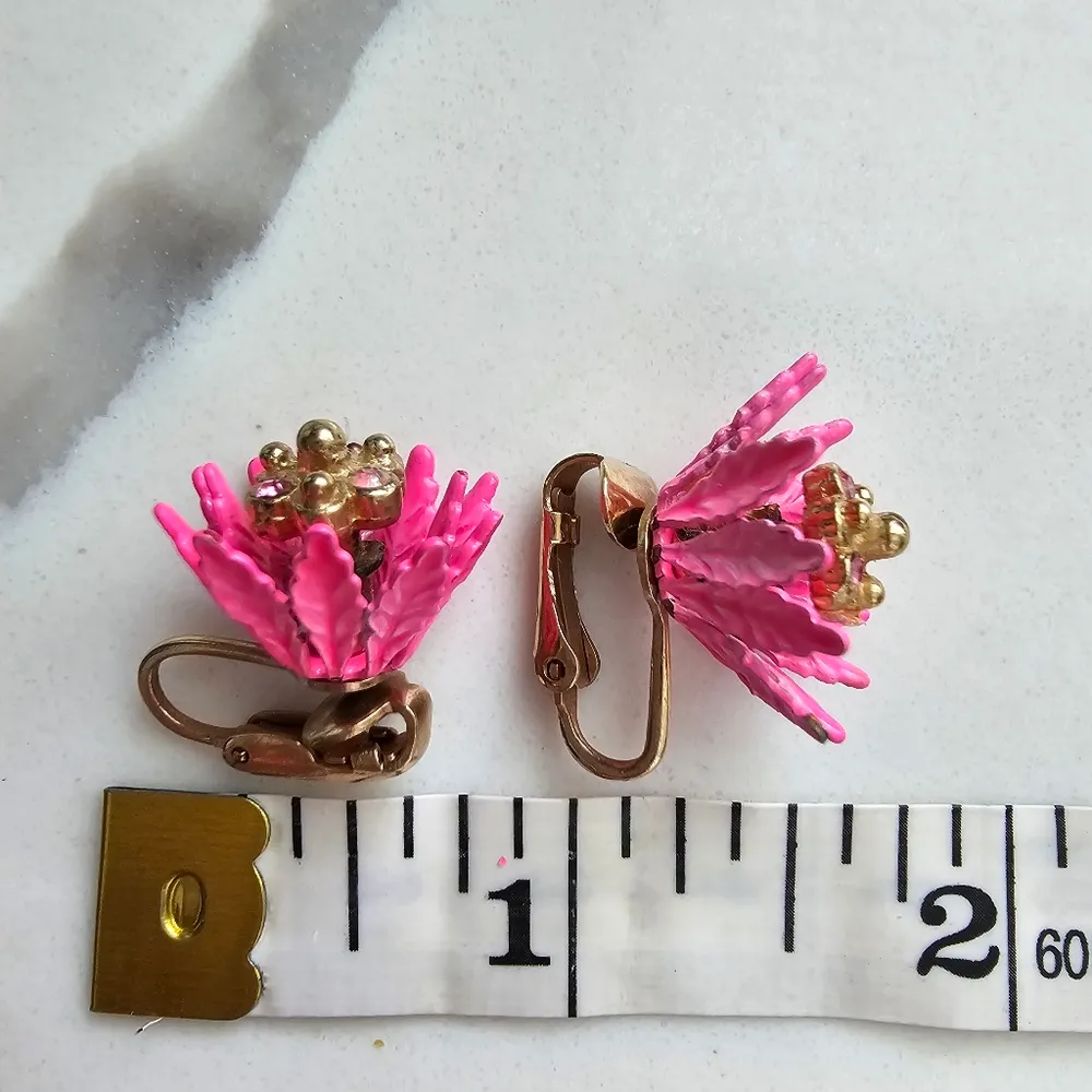 Coro Hot Pink Flower Enamel Rhinestone Gold Tone Vintage Statement Earrings - Image 9