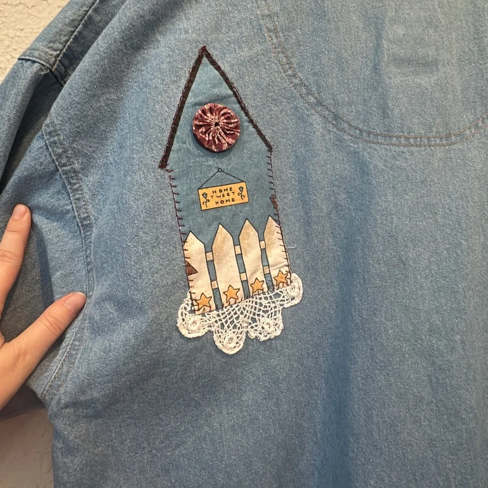VTG 90s Chambray Denim Shirt Womens One Sz Bird House Embroidery Western Cottage Blue - Image 7