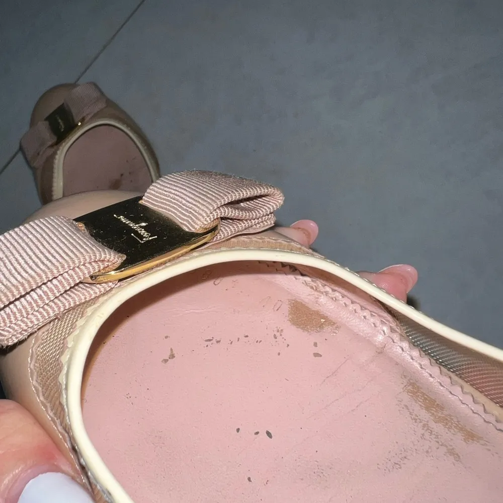 Salvatore Ferragamo Nude Patent Leather and Mesh Vera Bow Block Heels Size 10 US - Image 9