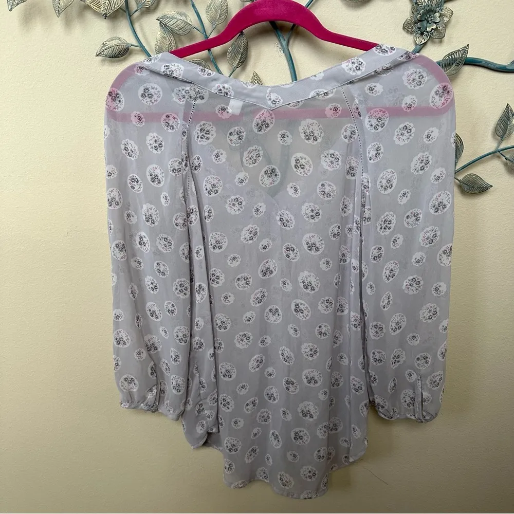 ❤️Sheer Lauren Conrad gray floral silky top Sz S EUC CLEARANCE - Image 3