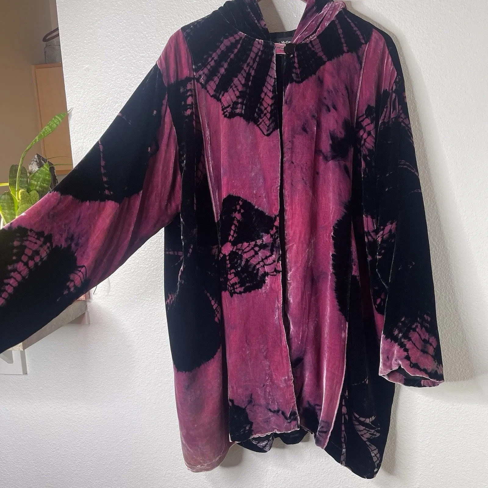 Vtg JOAN MCGEE L XL Open Cardigan Hooded Cape Jacket Black Magenta Velvet Shiney Size undefined - Image 7