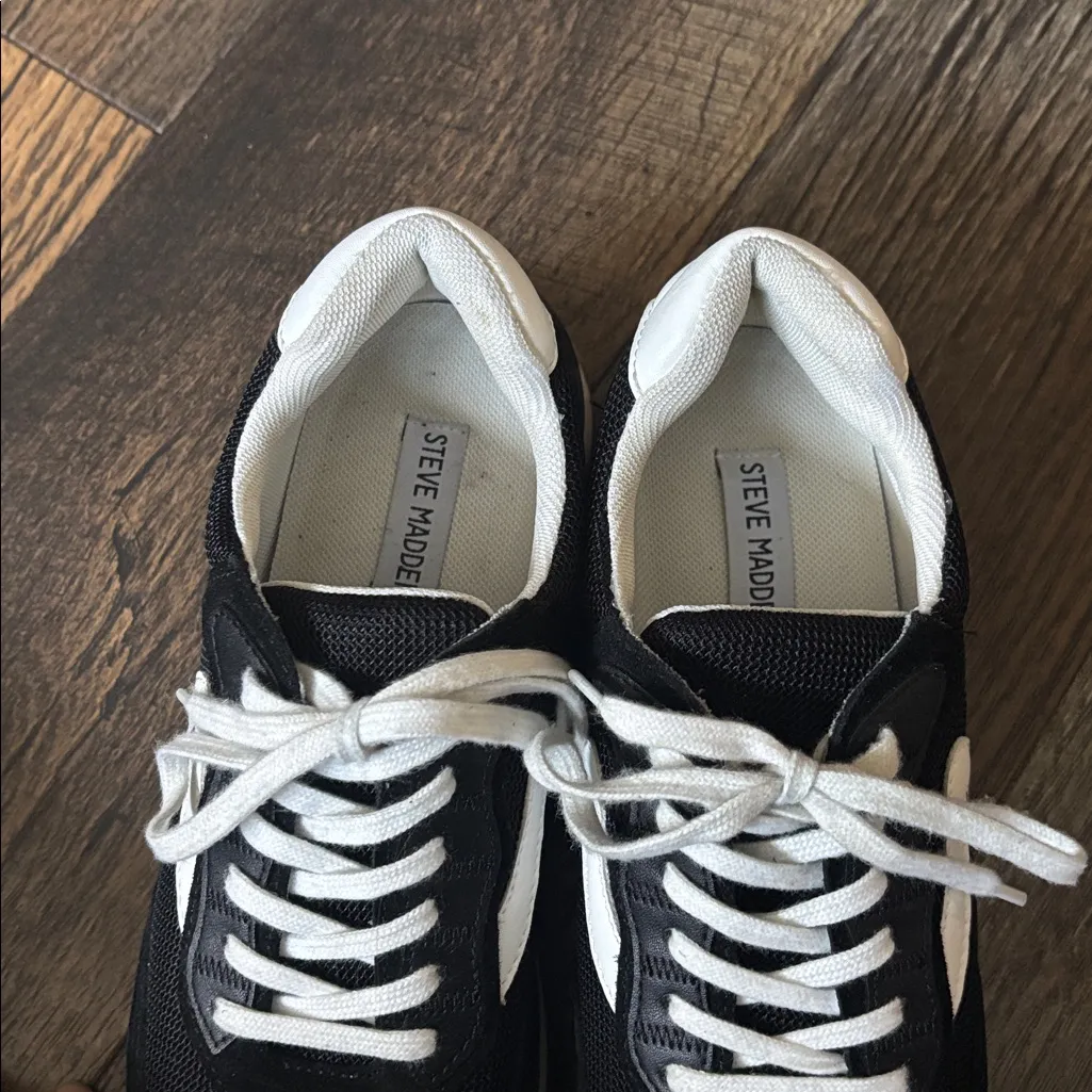 Steve Madden Chaserr Sneaker Black and White Shoe Womens Size 9.5 - Image 4