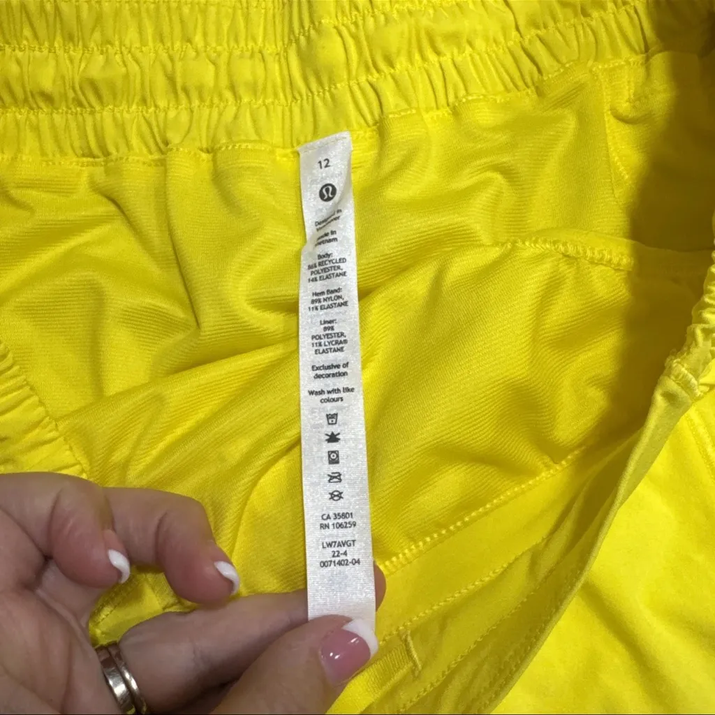 Lululemon original Hotty Hot Sonic Yellow Shorts Size 12 - Image 5