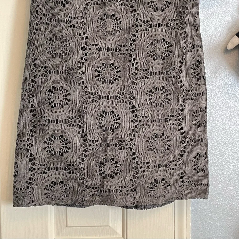 Adrianna Papell Gray Crochet/Lace Short Sleeve Lined Sheath Dress Size 10P - Image 5