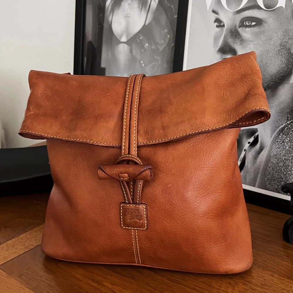 RESTORED VINTAGE DOONEY & BOURKE FLORENTINE TOGGLE LEATHER CROSSBODY BAG - Image 14