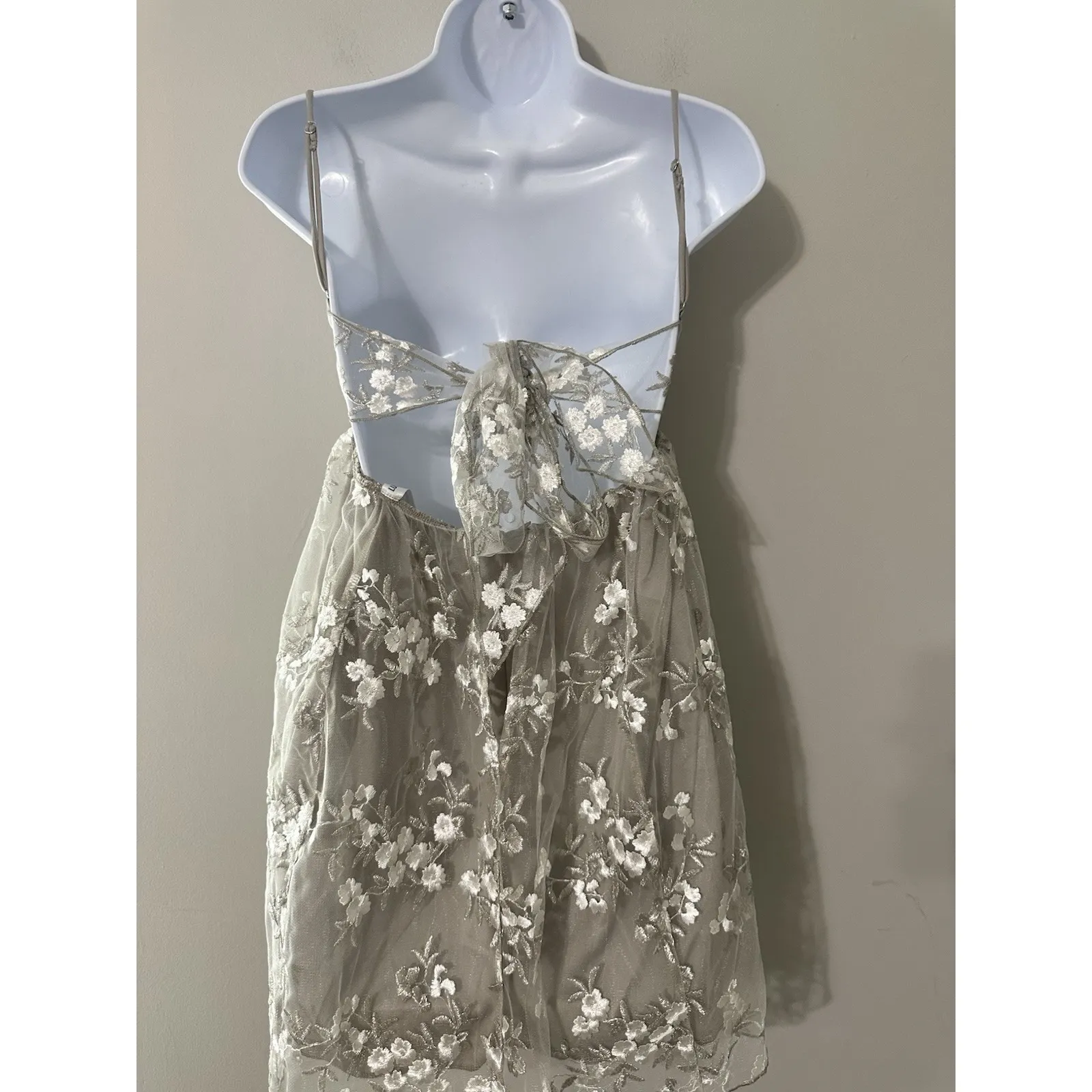 LUCY IN THE SKY Floral Embroidered Back Bow Mini Dress Taupe Tulle Size M - Image 4