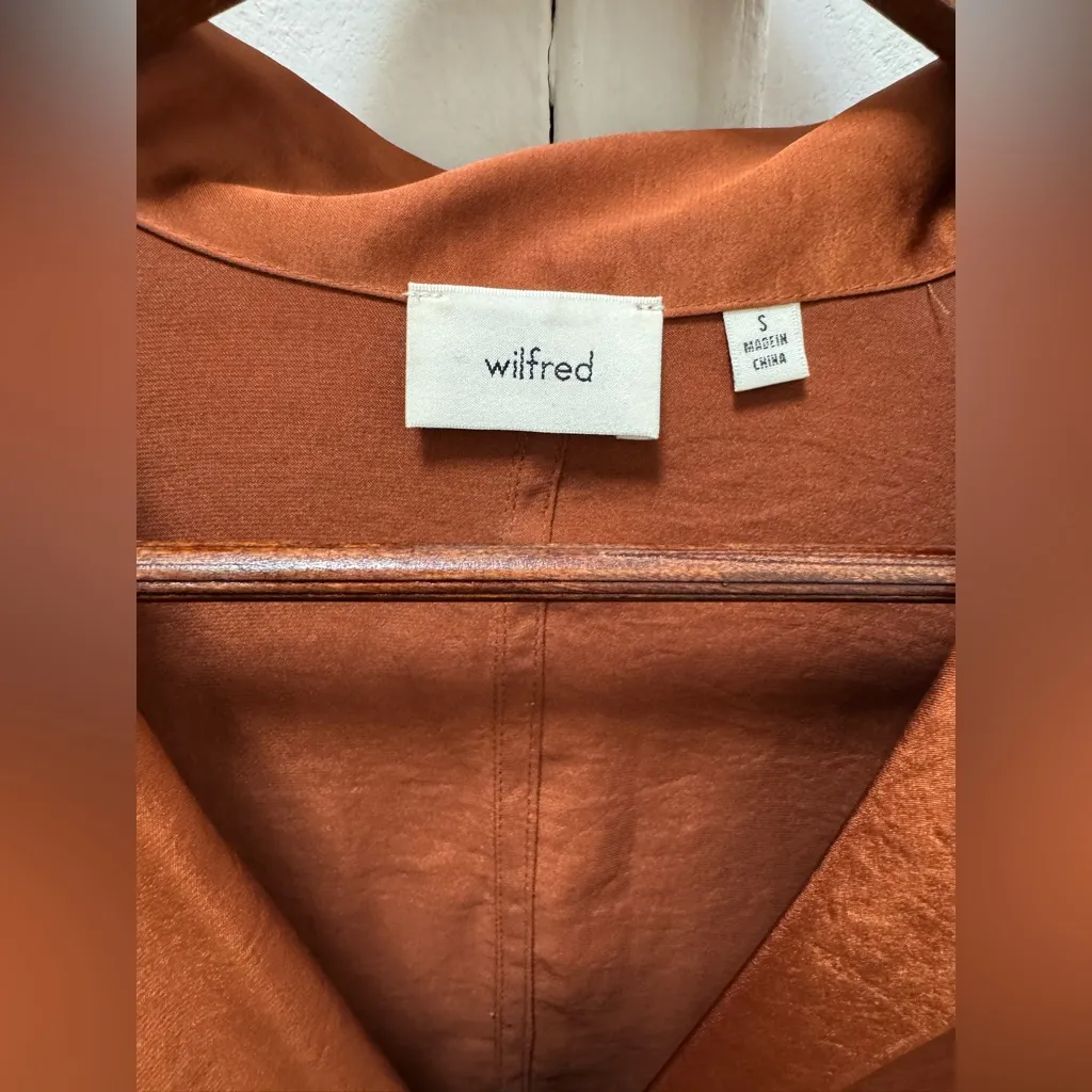 Aritzia Wilfred free form satin button-down blouse in a rust or copper Small - Image 5