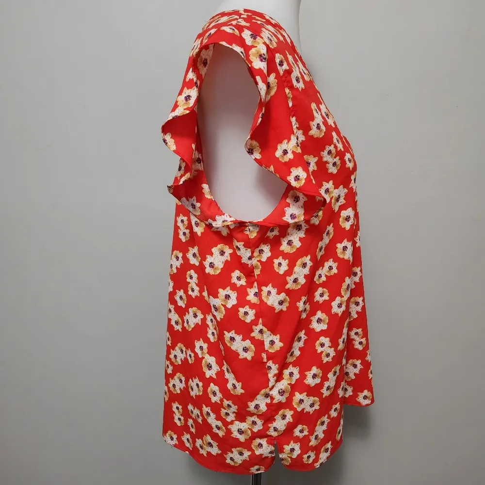 C&E red Floral Flutter Sleeve Blouse Size Large - Image 3