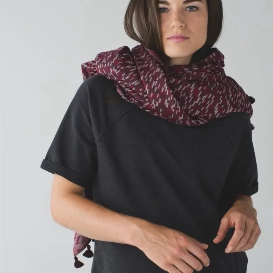 Lululemon Sun To Moon Scarf Angel Wing /
Cranberry / Bordeaux Drama (Ruana) - Image 2