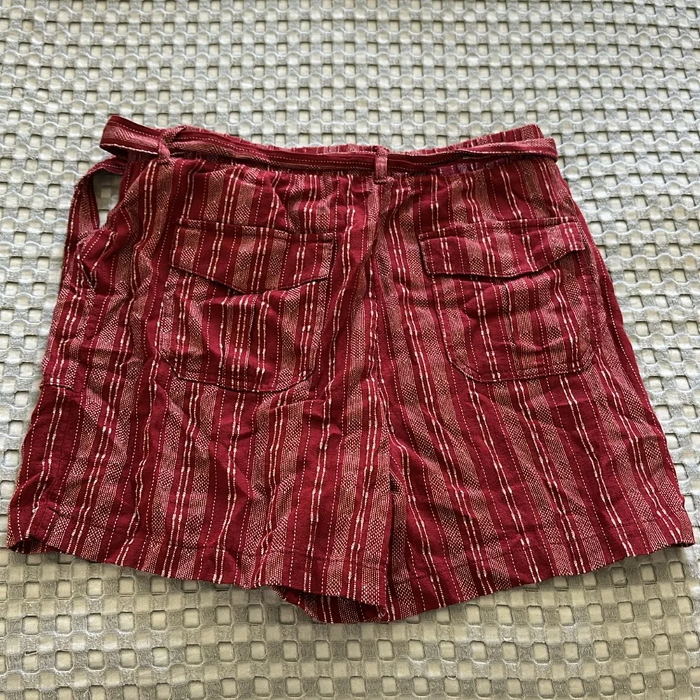 a.n.a Women's Burgundy Striped Shorts NWT - Image 2