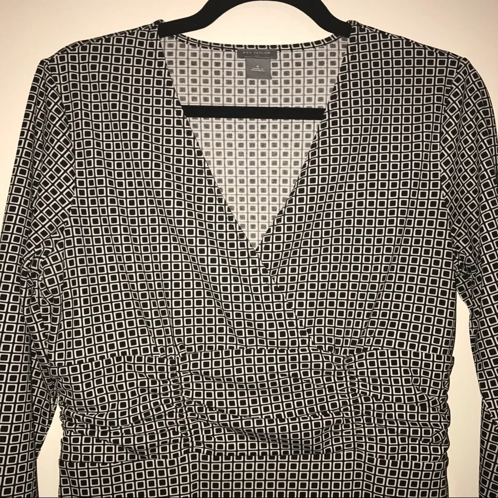 Ann Taylor Dress Surplice V Neck Wrap Dress Black & White Pattern Sz 6 EUC - Image 2