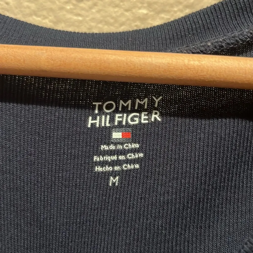 Tommy Hilfiger Women’s Navy Blue V Neck Long Sleeve T Shirt Size Medium - Image 4