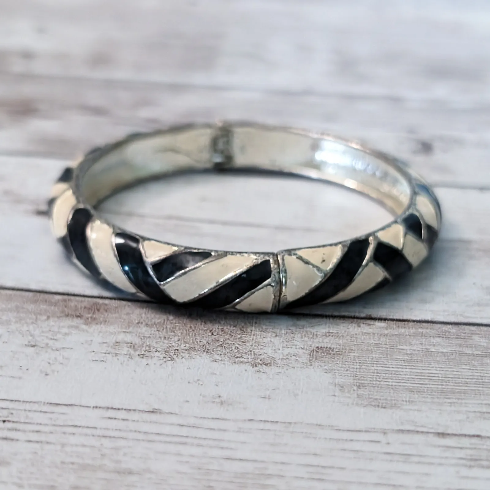 Vintage Hinged Bracelet Cream & Black - Image 8