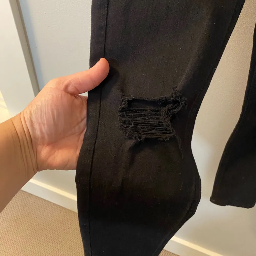 Top shop “Jamie” in black. Skinny fit, high rise, distressed cropped size 2 NWT - Image 6