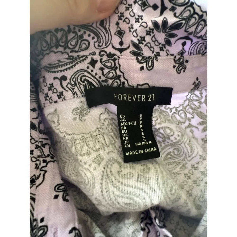 Forever 21 Lilac Bandanna Print Crop Button Down‎ Top Size Small - Image 3