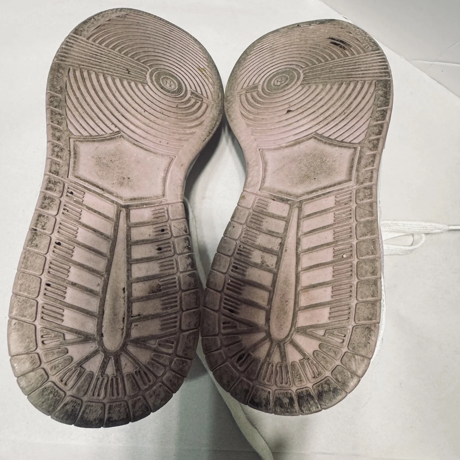 VINTAGE HAVANA Women’s Fashion Sneakers Leather white & Pink Star 7.5 - Image 9