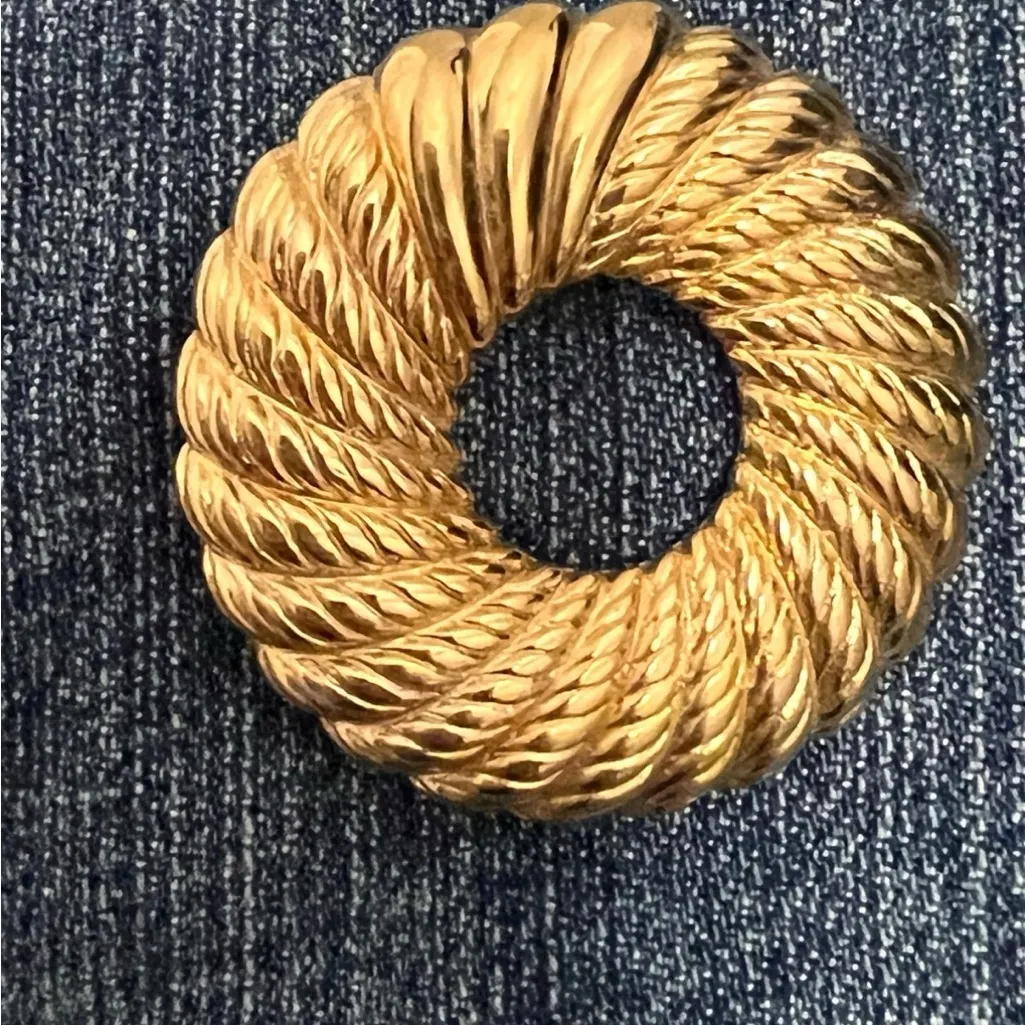 Vintage Brooch stamped Monet , brushed goldtone with smooth detail - Image 3