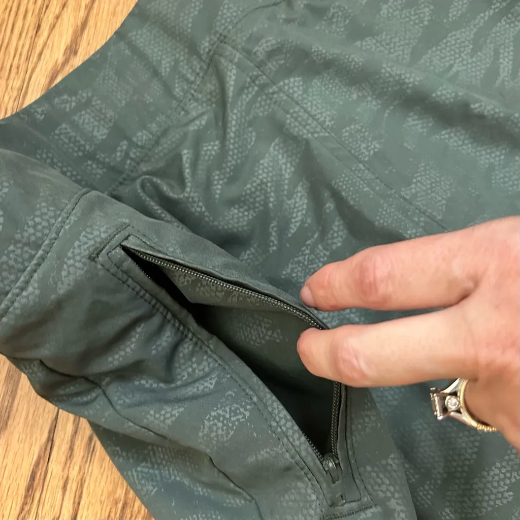 ORVIS Green Camo Embossed Travel 4 Way Stretch Skort Size M - Image 11