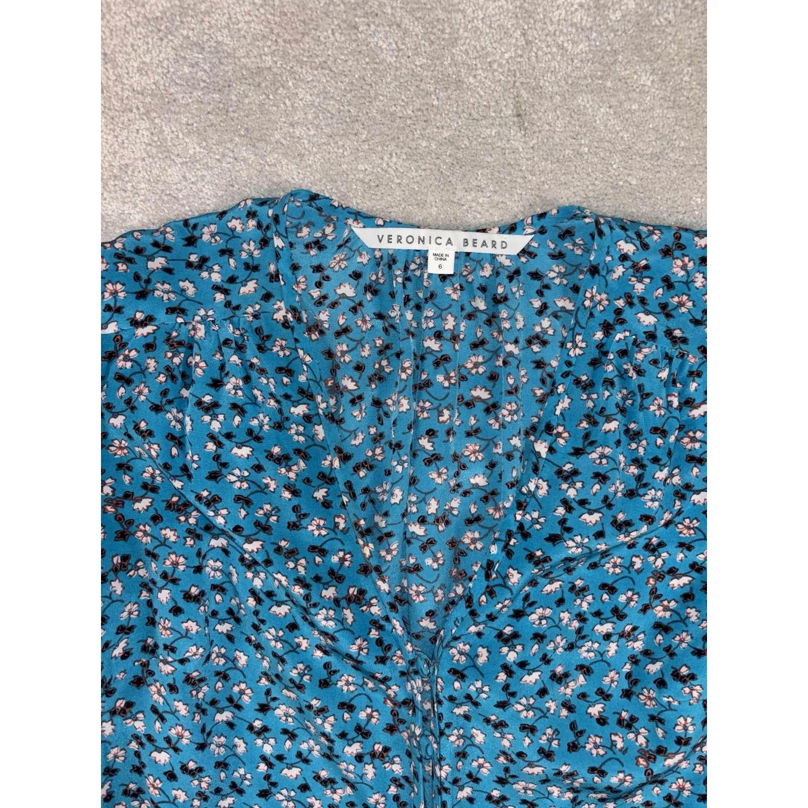 veronica beard‎ roca blouse 100% silk size 6 blue button - Image 4