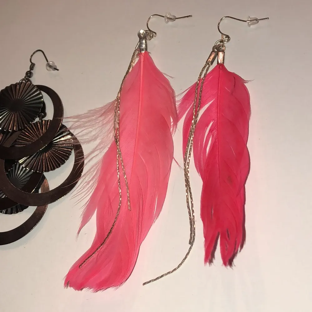 2 Pairs Pierced Earrings Boho Pink Feather Gunmetal Dark Metallic Gray - Image 3