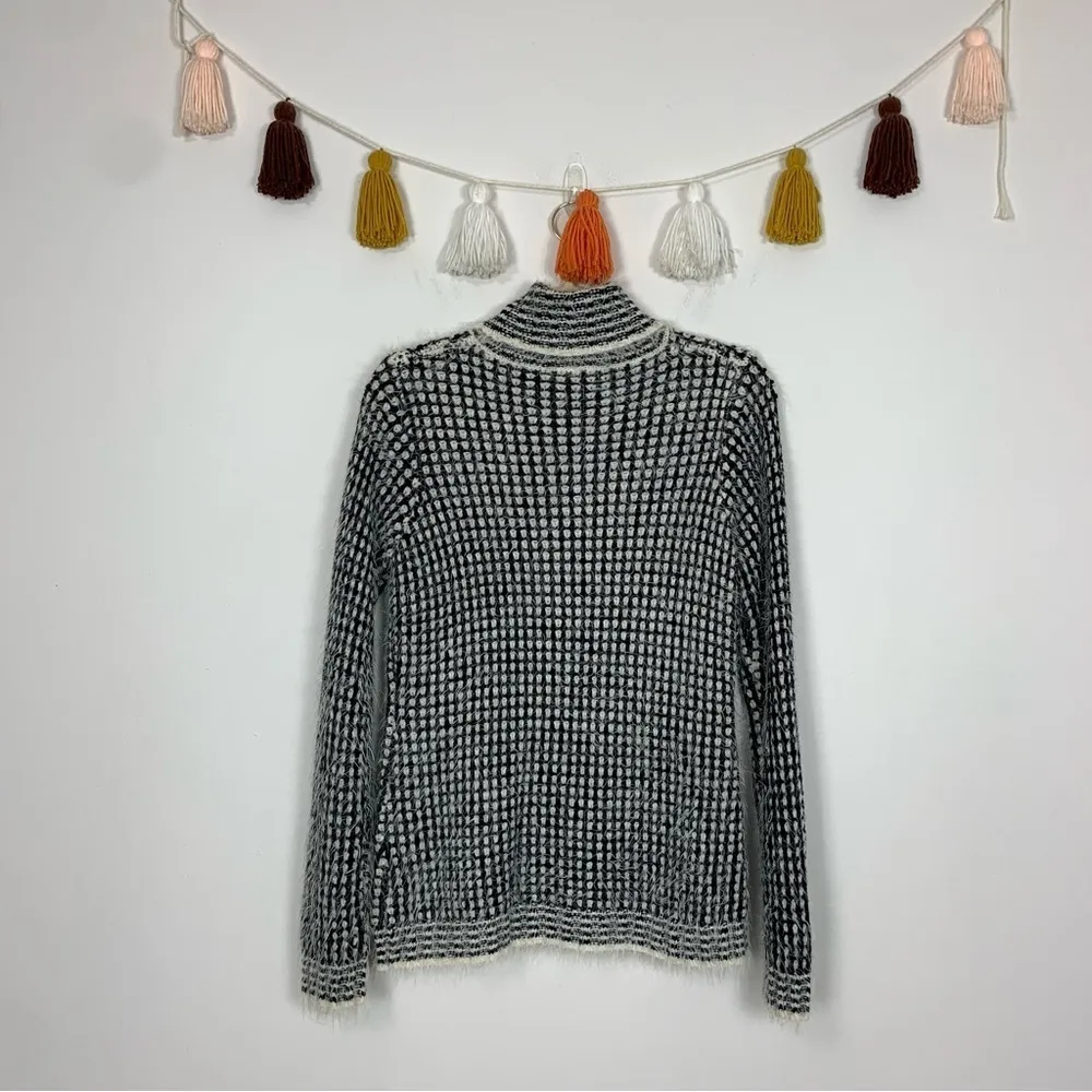 Cyrus Black White Eyelash Knit Turtleneck Sweater Size Medium - Image 10