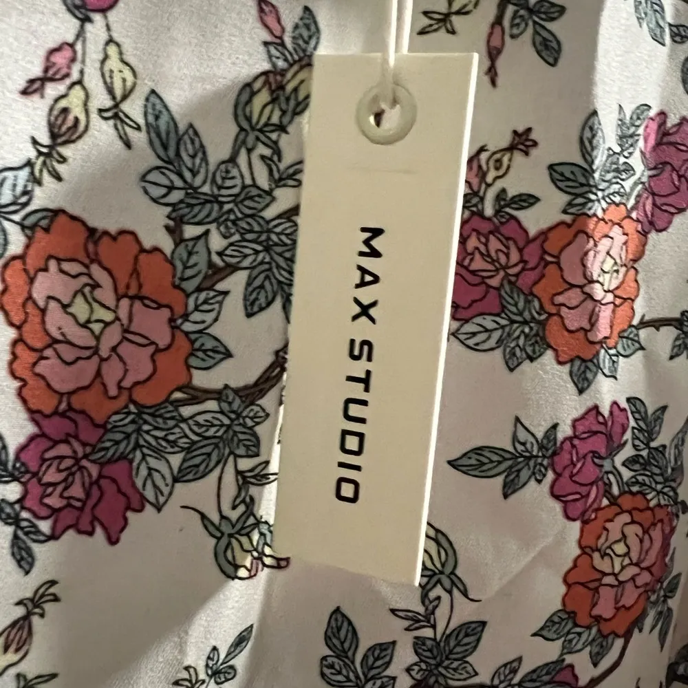 Max Studio Floral Cold Shoulder Top Size Medium MSRP $88 NWT - Image 5