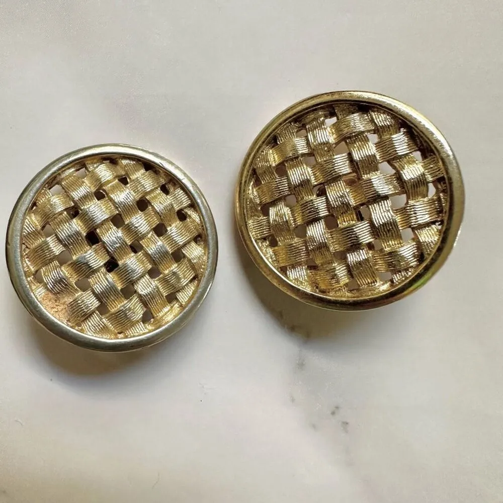 Sarah Coventry weaving ribbon gold tone vintage clip on earrings - Image 4