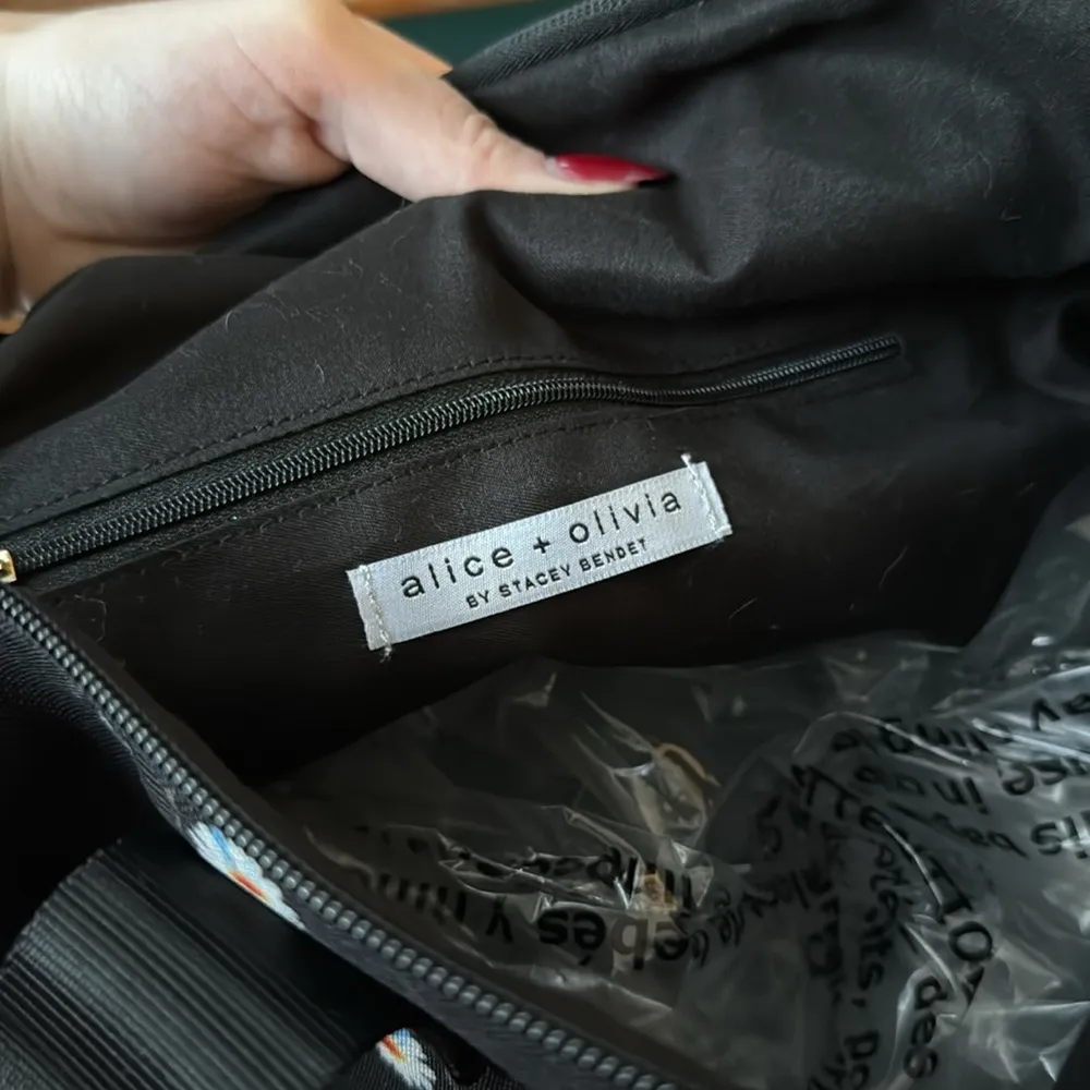 Alice + Olivia AO x Fabfitfun Duffel Bag - Daisy Print - Image 7