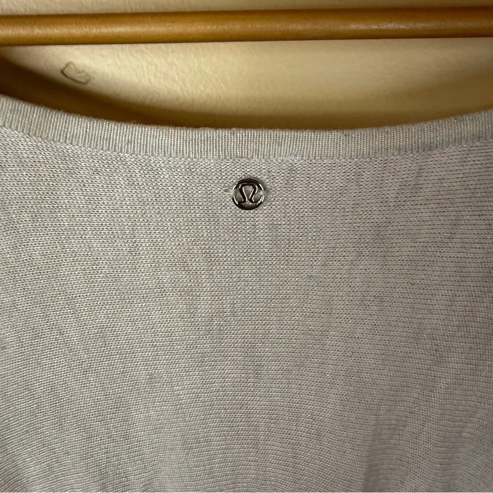 Lululemon Women's Heathered White Enlightened Pullover Size 8 Wear Multiple Ways - Image 10