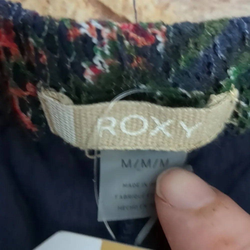 ROXY earth lace trim floral shorts size medium - Image 4