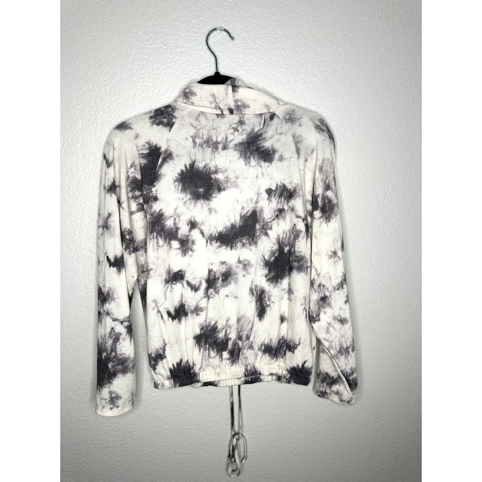 Lush Sweater Womens Small Tie Dye Pullover Drawstring Hem Cozy Top Black White - Image 6