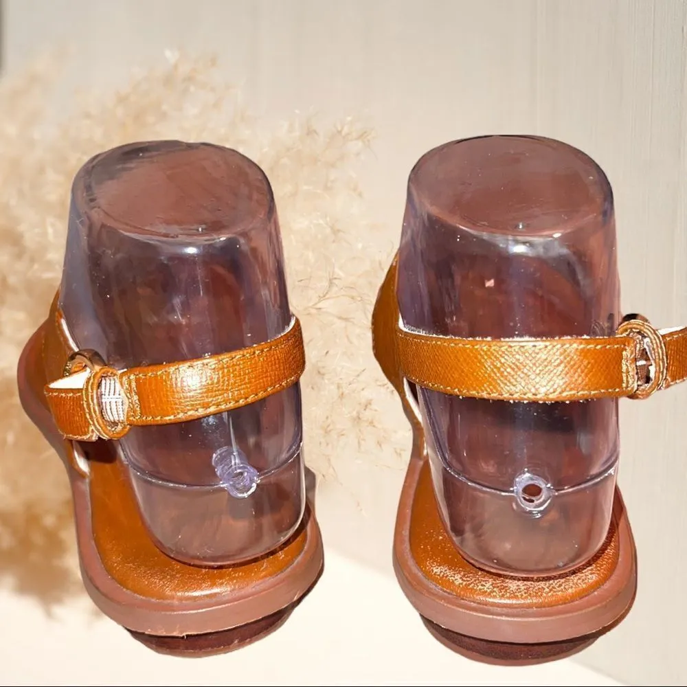 Michael Michael Kors camel colored gold plated thong sandals! Tan Size 7 - Image 4