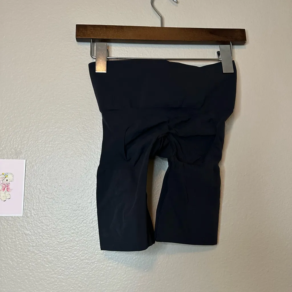 Skims shapewear shorts black size small - Image 2