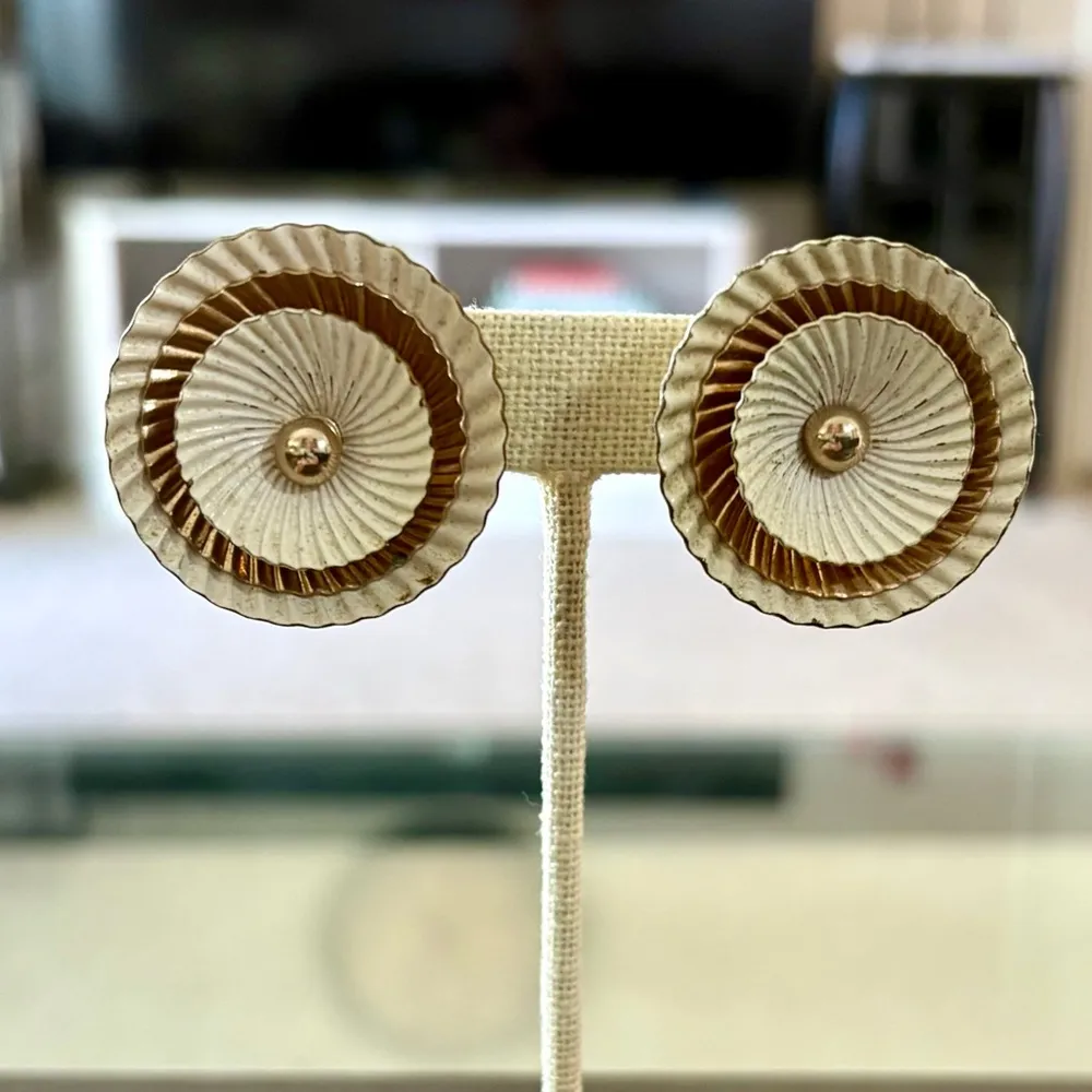 1950s Metal Gold & Cream Clip Earrings - Image 3