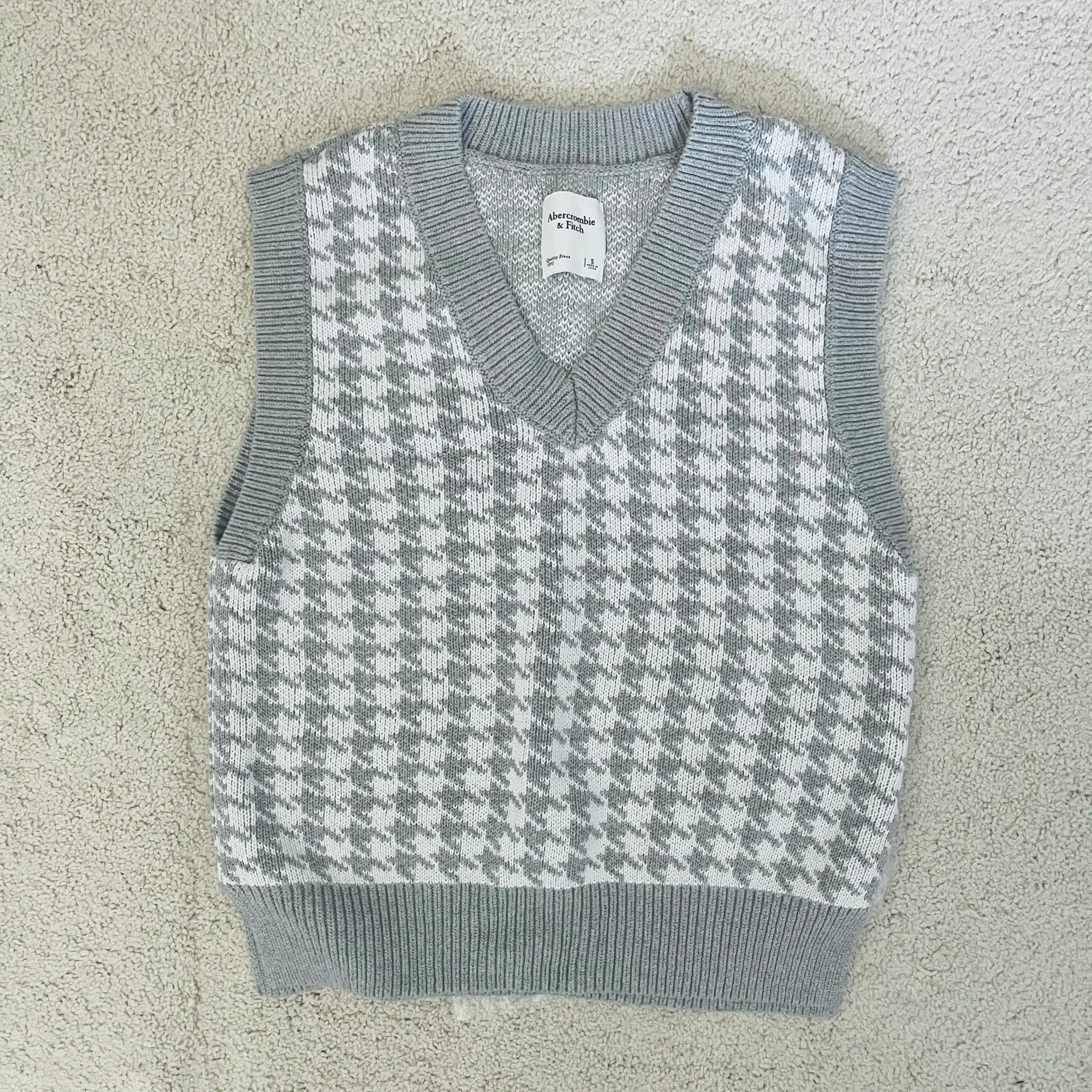 Grey and White Houndstooth Sweater Vest Size Small - Image 3