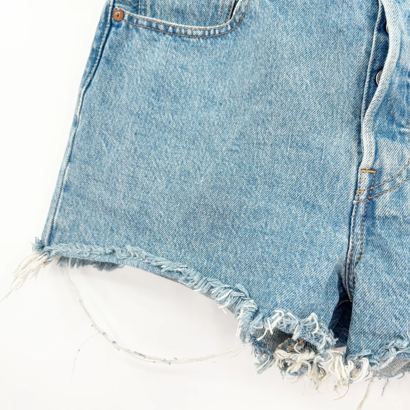 Levi's 501‎ Denim Shorts Womens Size 28 Light Wash Frayed Cutoff Hem Button Fly - Image 3