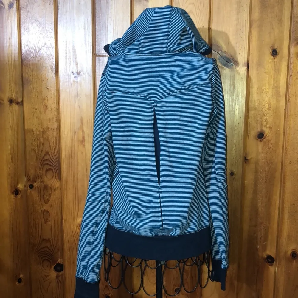 Lululemon Bliss Break Hoodie
Wagon Stripe Inkwell Blue Moon / Inkwell si… - Image 10