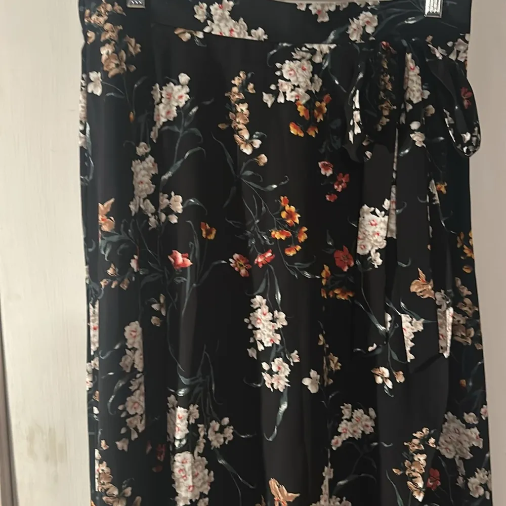 Le Lis Women's Size Large Golda Black
Floral Faux Wrap Flowy Midi Skirt Like New - Image 4