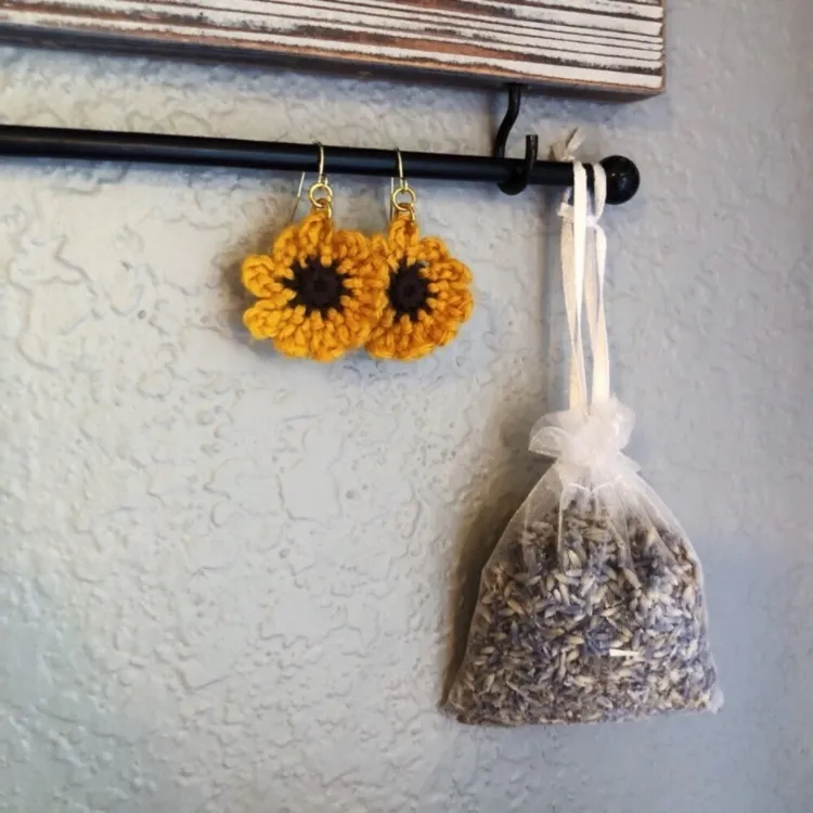 🌻2/$20🌻 Cute Crocheted Floral Sunflower Earrings! Gold - Image 2