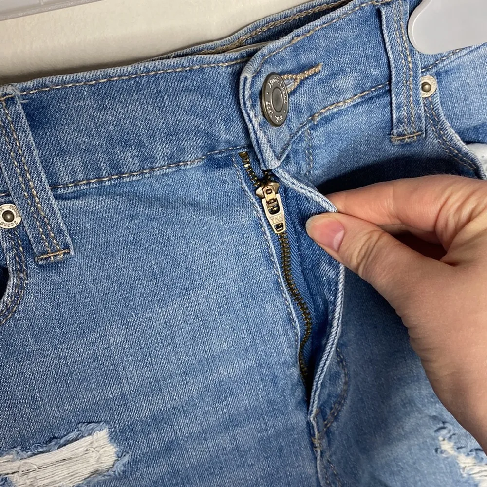 Mudd Flx stretch distressed light wash mini shorts with rips junior size 9 - Image 4