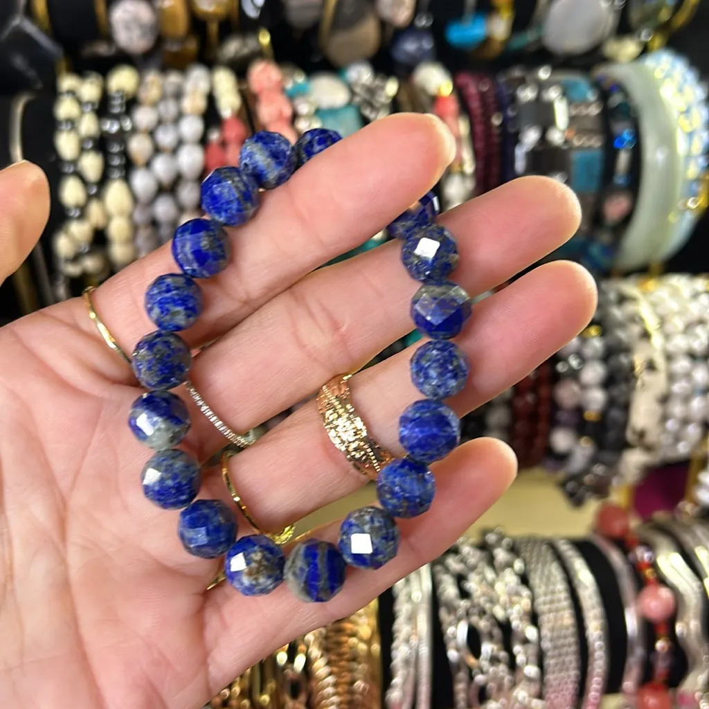 B81. 10mm Fine Faceted Lapis Lazuli Bead Bracelet Made On Maui Blue - Image 2