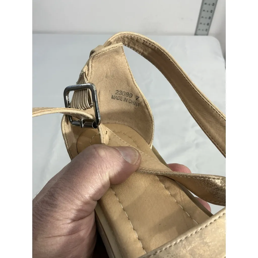 Womans JG Size 7 Gold Metallic Strappy Flat Sandals - Image 6