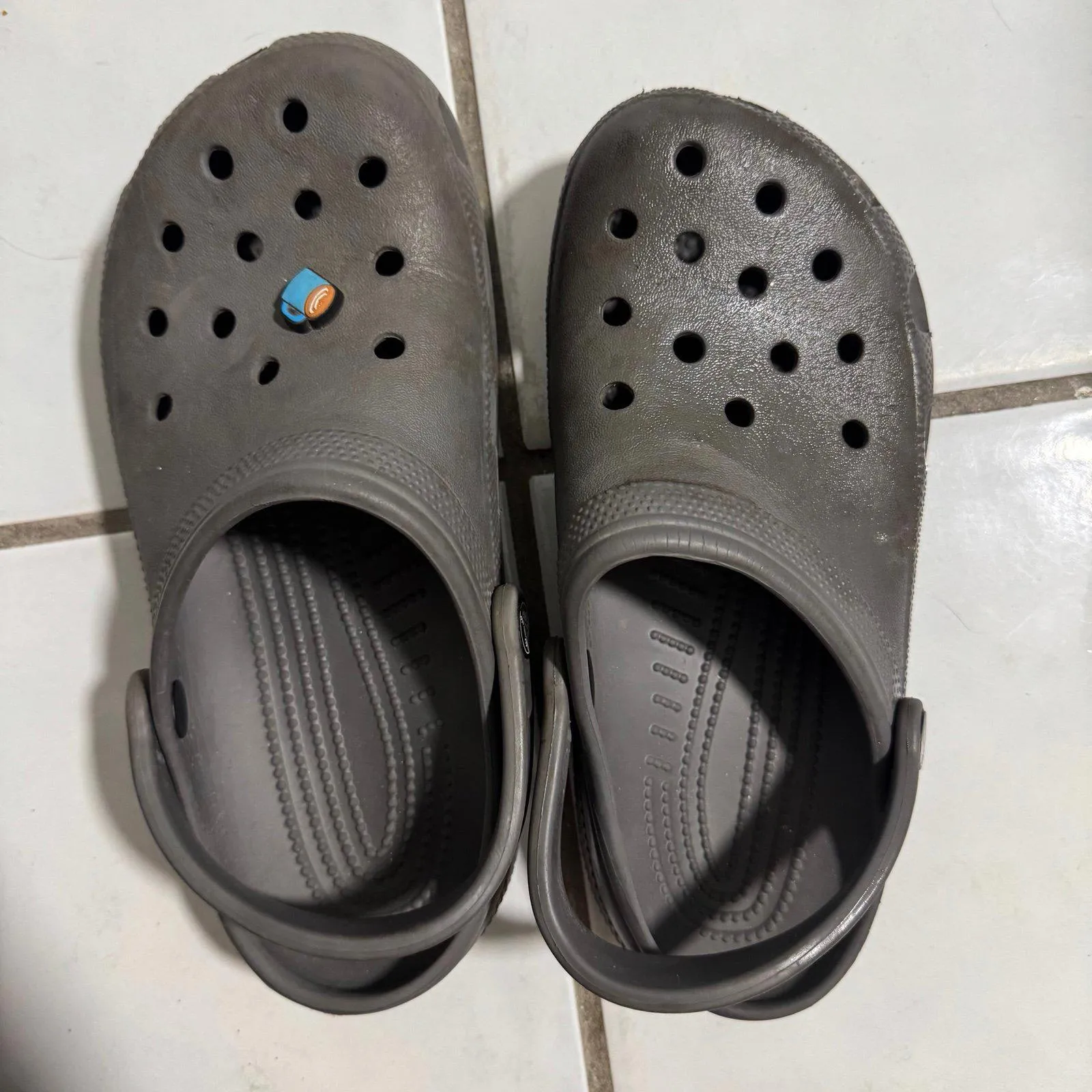 grey crocs - Image 4