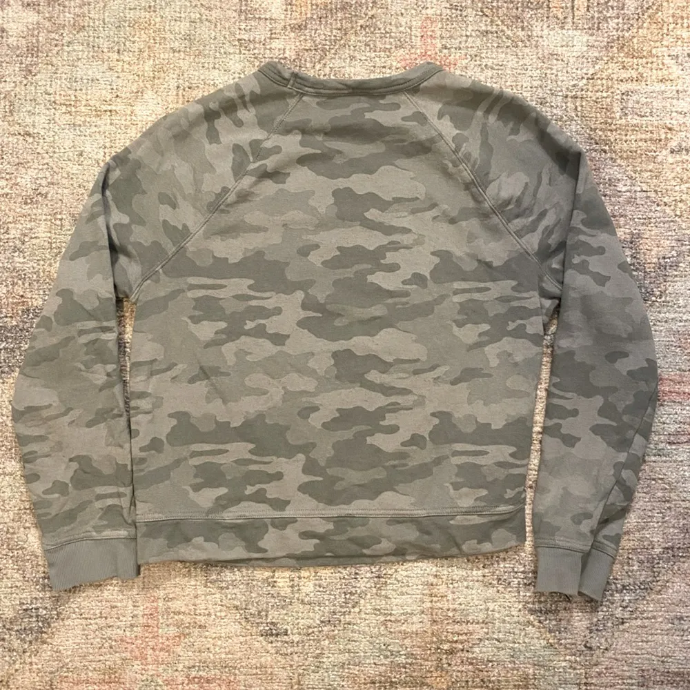 Universal Threads Universal Thread Crewneck Camo Sweatshirt - Image 4