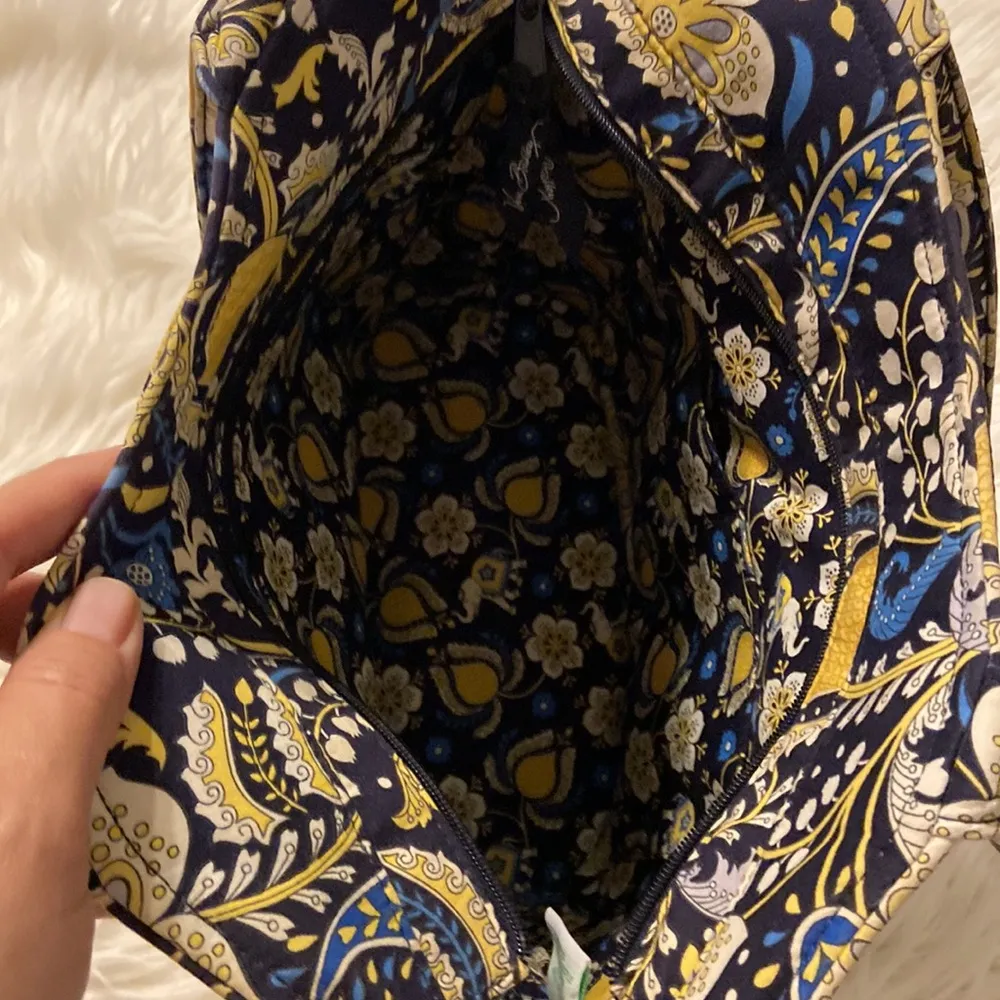Vera Bradley Tote excellent condition no rips or stain or smell have zipper - Image 4