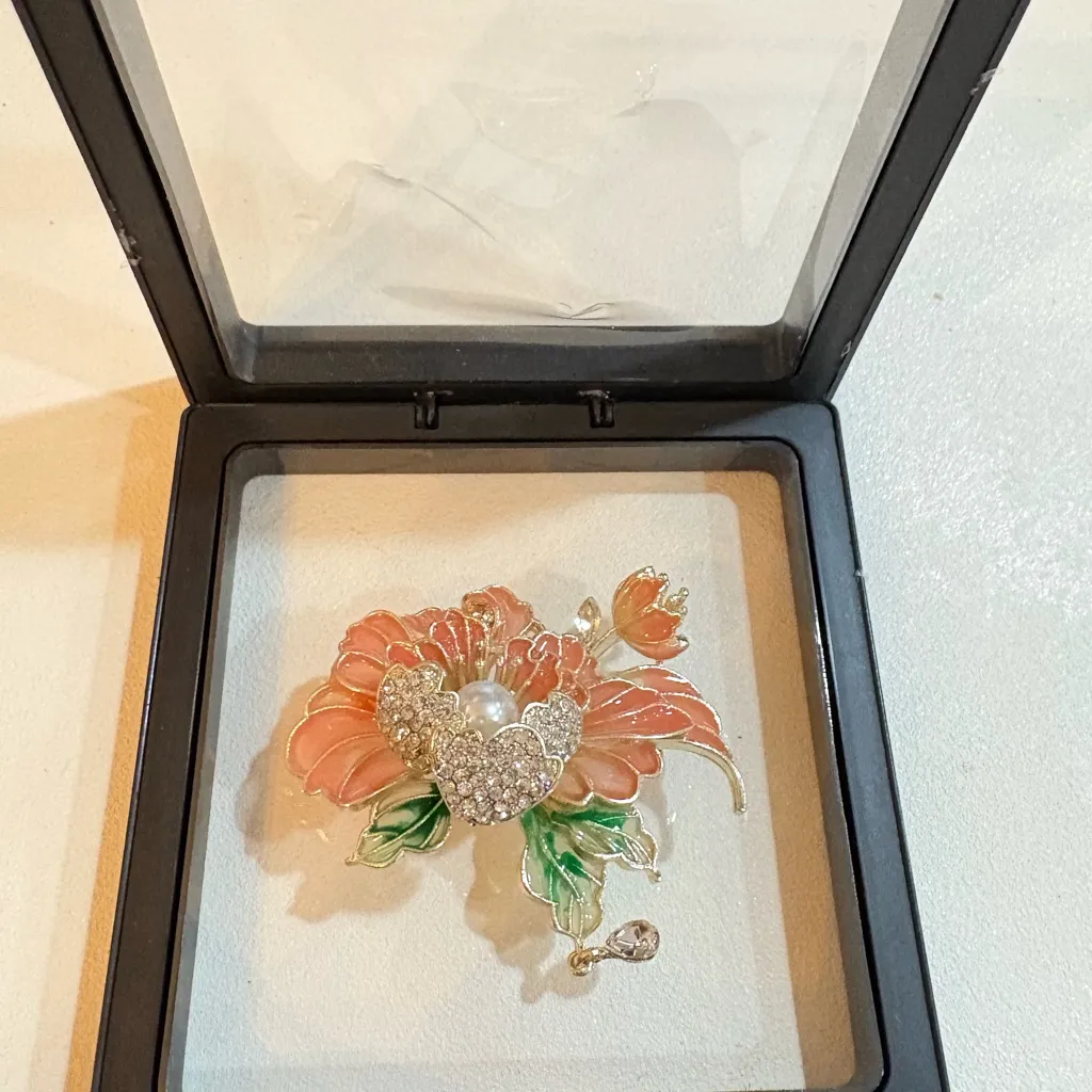 Timeless Bloom – Vintage Style Pink Pearl Flower Brooch for Elegance new - Image 4