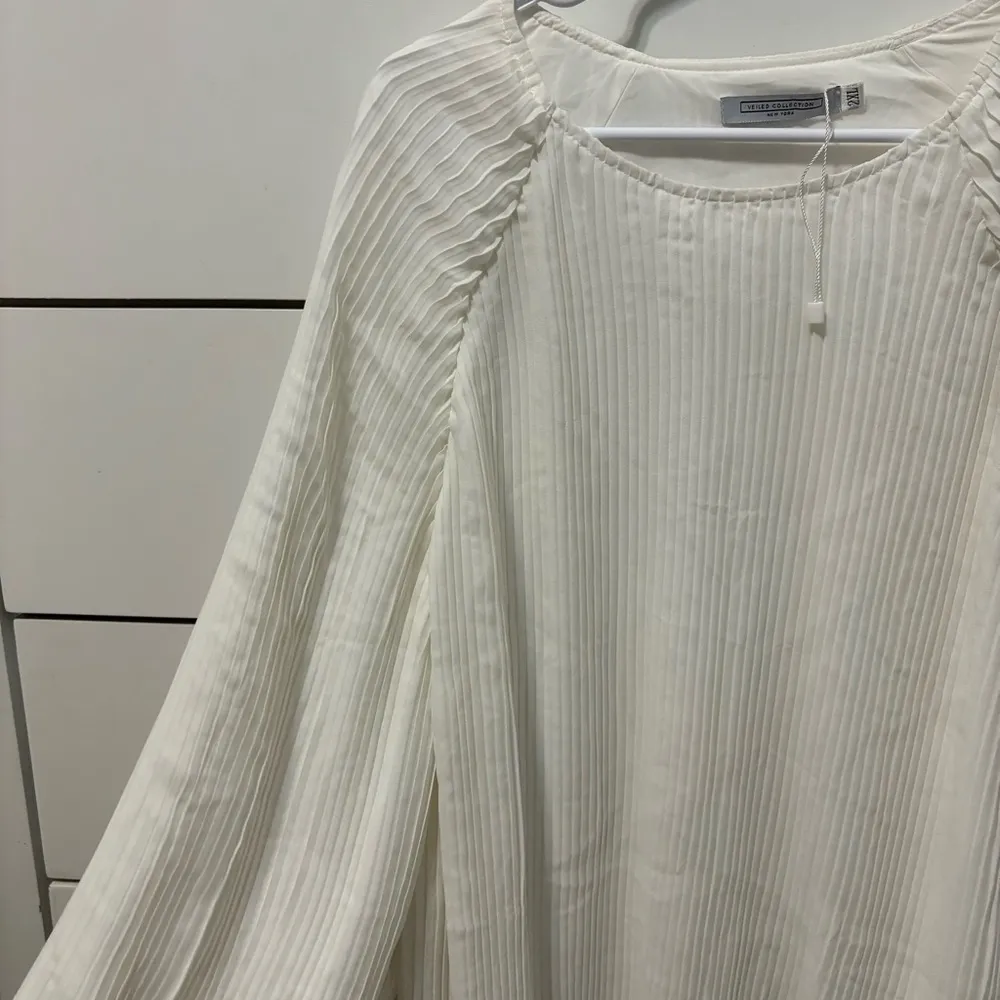 Veiled Collection White Pleated Blouse Size 2X - Image 2