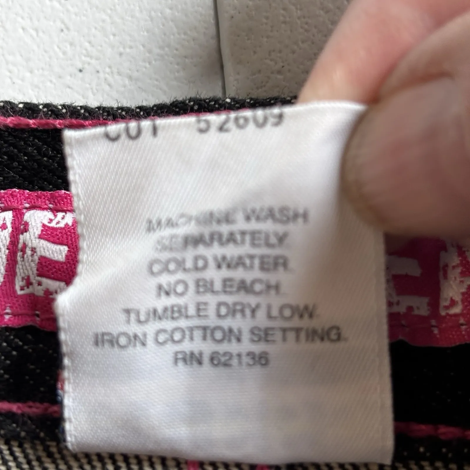 Women's Vintage 90's Guess Dark Denim Skirt Size‎ 29 Made In USA  Pink Stitching - Image 9