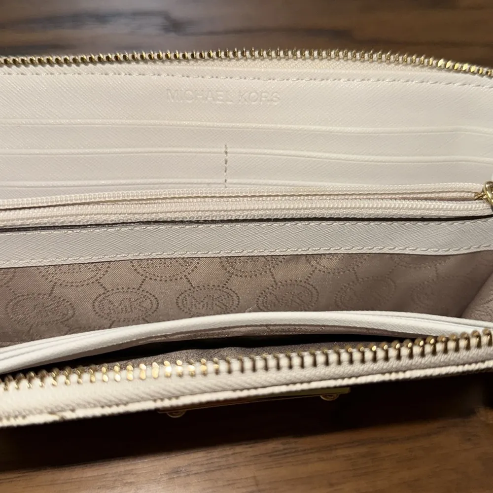 Michael Kors Signature Classic White Leather Long Zip around Wallet - Image 3